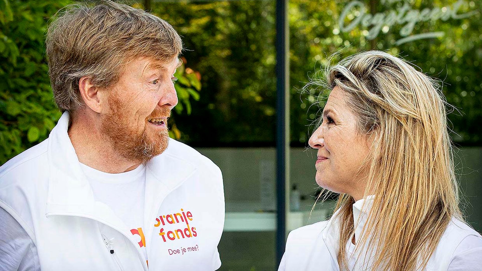Bayeta en mano, sembrando… los reyes Guillermo y Máxima ¡como nunca los habías visto!