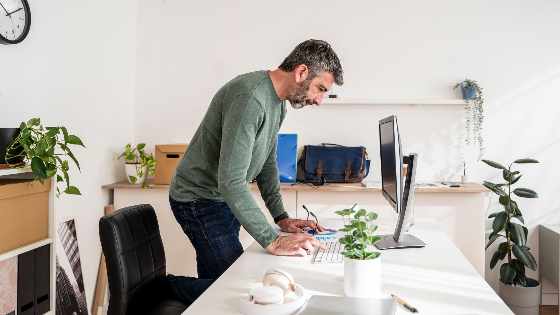 Un empleado recibe la notificación de despido, una situación que podría cambiar con la llegada del modelo de indemnización restaurativa