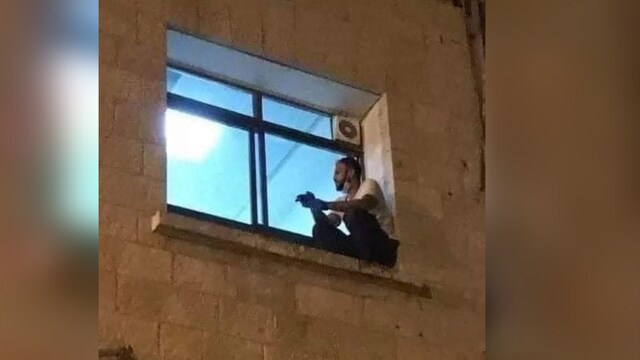 joven palestino trepaba una pared de hospital para despedirse de su madre