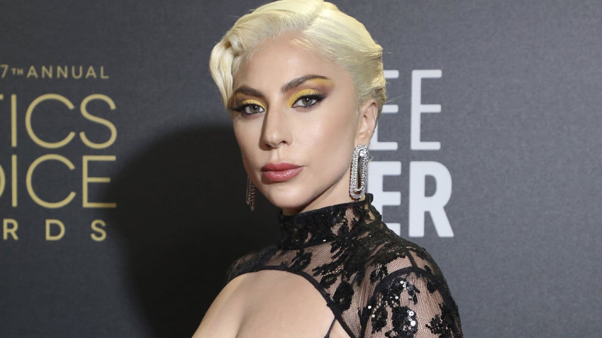 La noche más ajetreada de Lady Gaga, ¿cómo pudo estar a la vez en los Bafta y los Critics' Choice?
