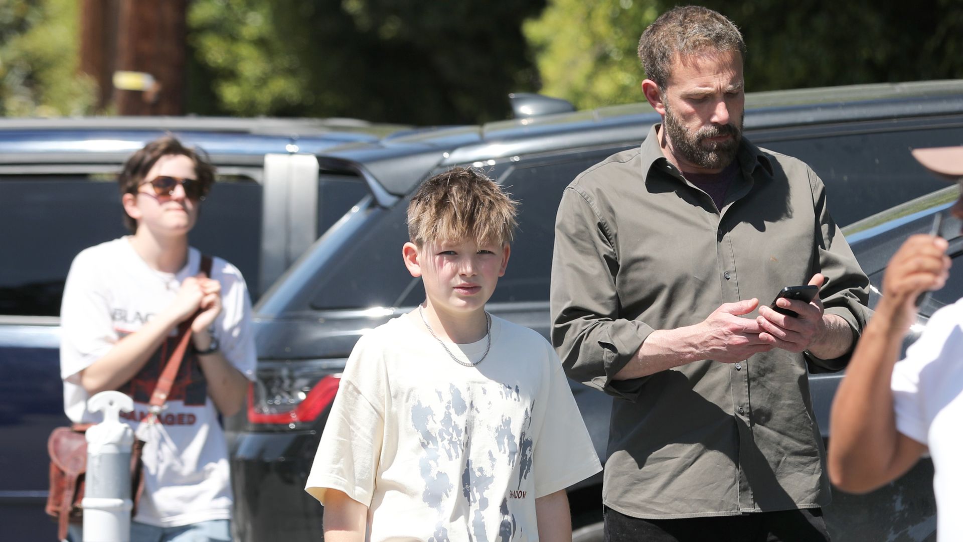 Fin Affleck reaparece en una salida familiar marcada por la extraña reacción de su padre