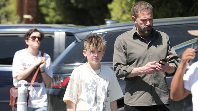 Ben Affleck fue fotografiado con sus hijos Fin y Samuel en una salida a almorzar en el Brentwood Country Mart, en Los Ángeles, el pasado 5 de abril.