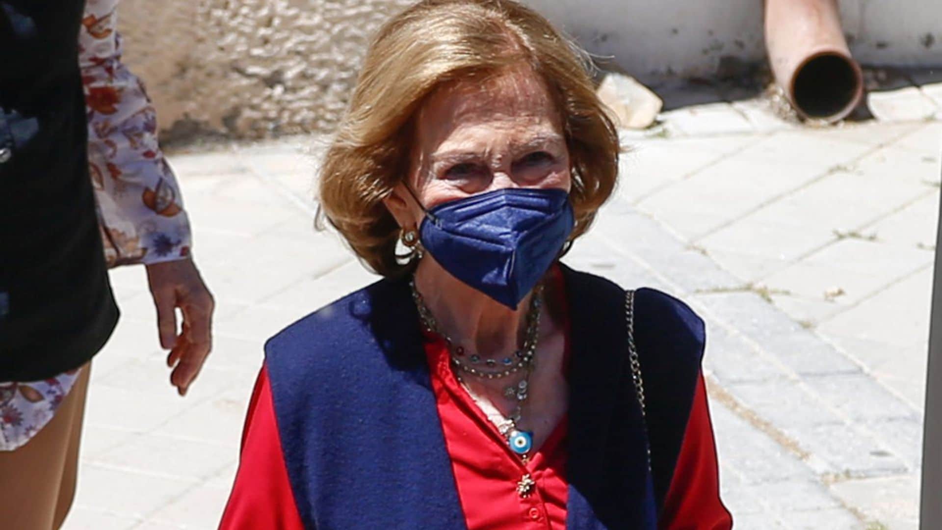 La reina Sofía acompaña a su hermana Irene de Grecia a ponerse la vacuna del coronavirus