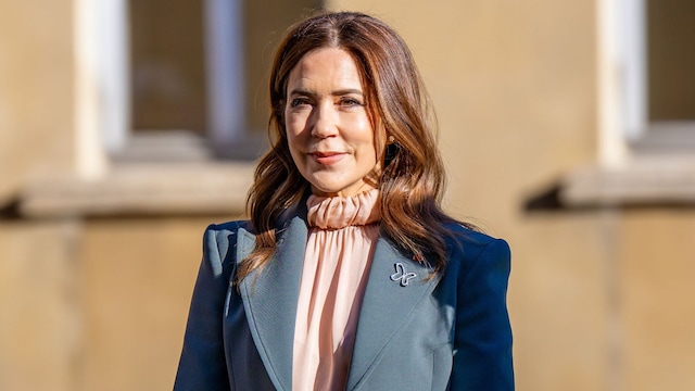 Mary de Dinamarca ya viste como las parisinas: romántica blusa drapeada y traje con hombreras