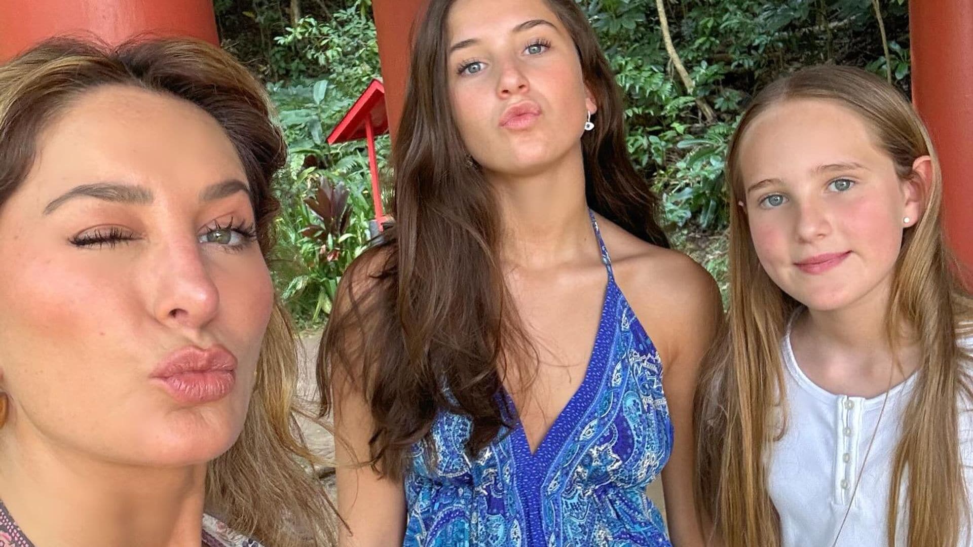 Conmovida, Geraldine Bazán recibe la sorpresa de sus hijas en su cumpleaños