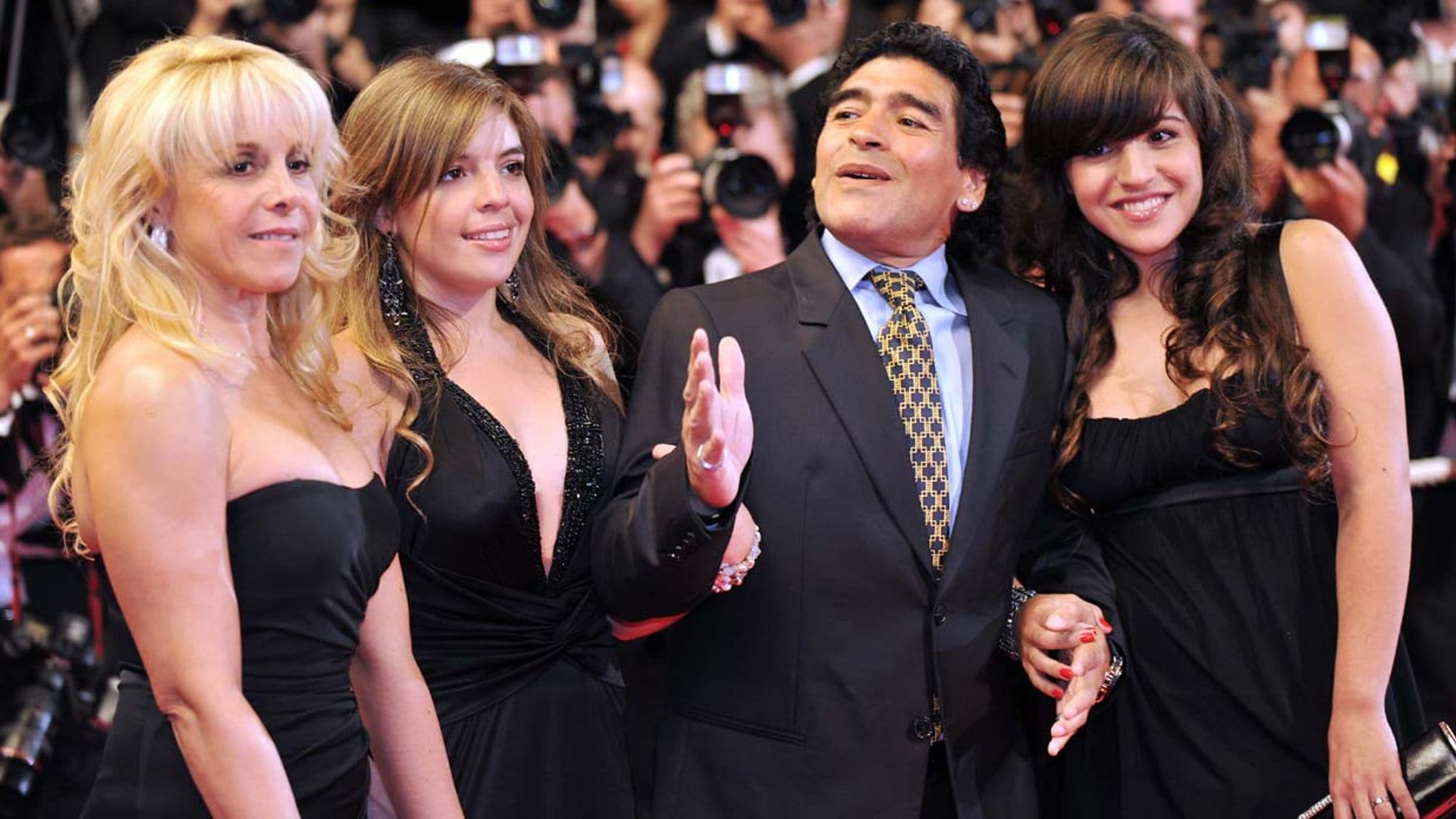 Cinco hijos reconocidos y varias parejas rotas: la historia familiar de Maradona