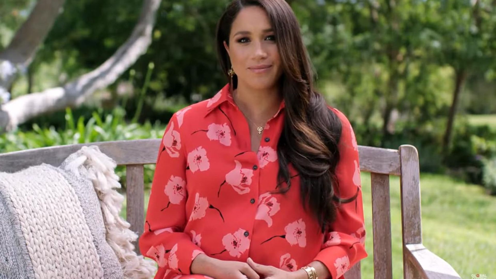 Meghan presume de barriguita con el vestido floral predestinado a doña Letizia