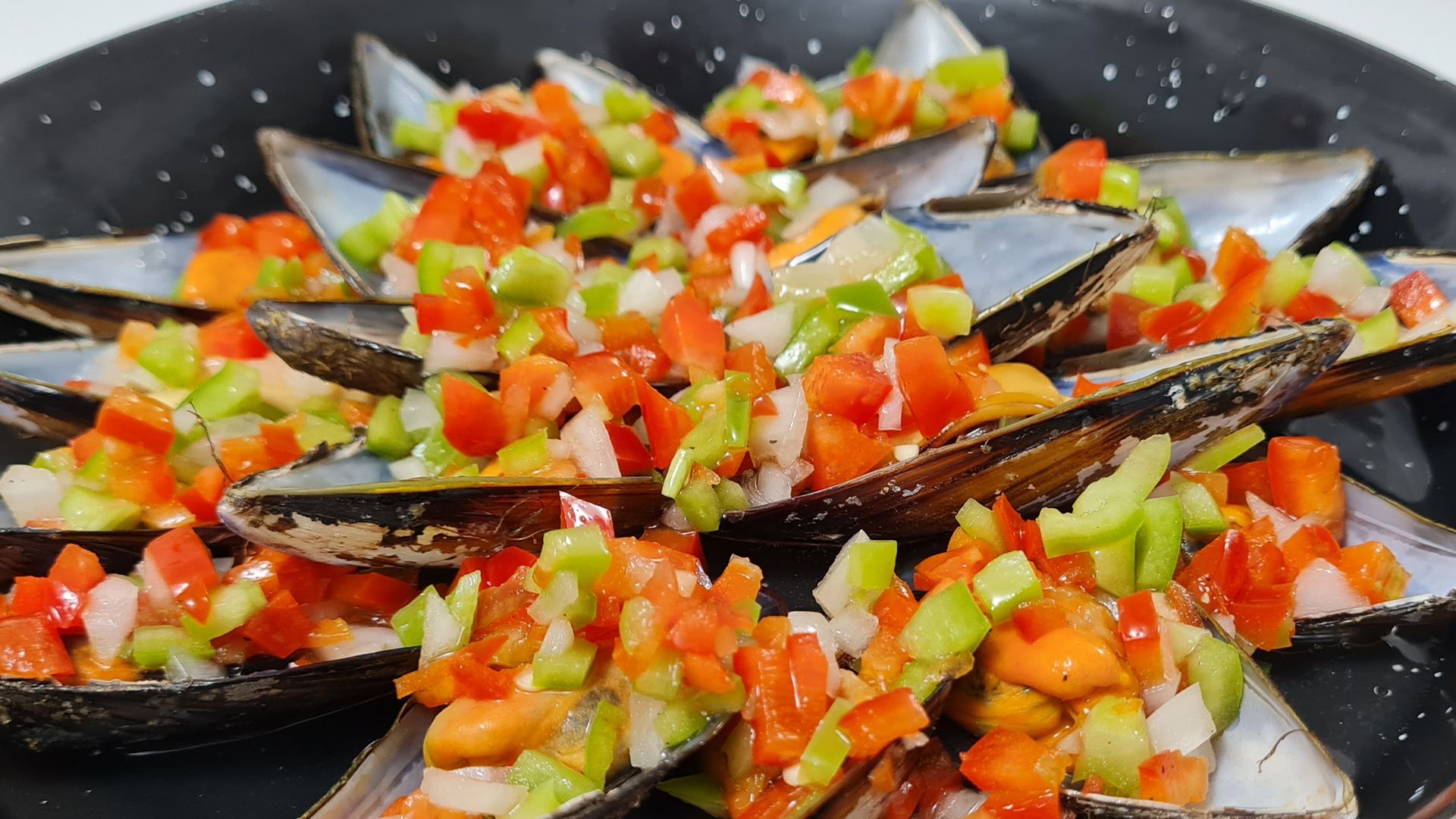 Frescos, ligeros y deliciosos: así se hacen los mejillones a la vinagreta que apetecen todo el verano