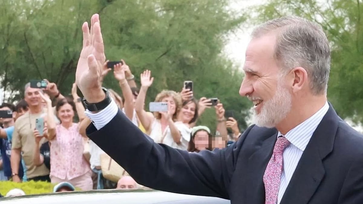 El rey Felipe VI, recibido con aplausos y vítores en su visita a Santander