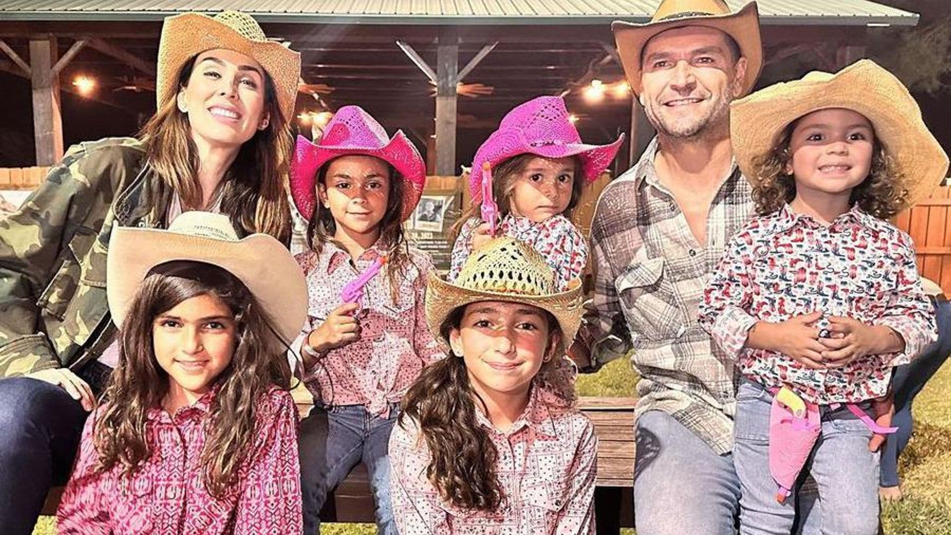 Con cuatro años, hija de Jacky Bracamontes participa en un rodeo ¡montando un borrego!