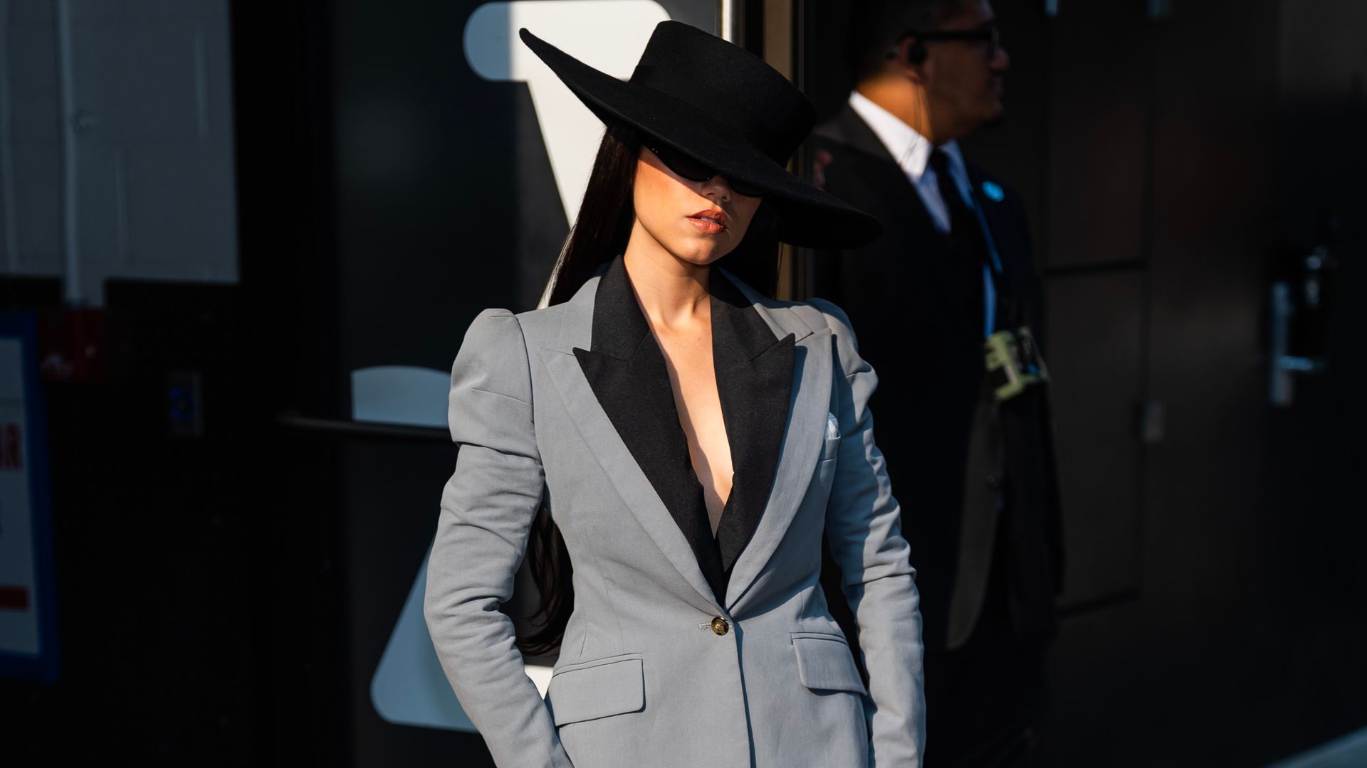 Jenna Ortega le da un giro gótico y misterioso a la tendencia de los sombreros XL