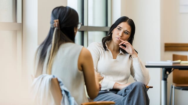 mujeres hablando