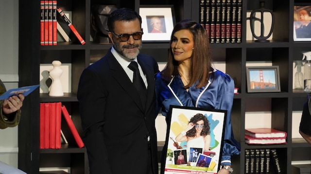 Biby Gaytán recibió de manos de su esposo, Eduardo Capetillo, un reconocimiento por sus 36 años de carrera.
