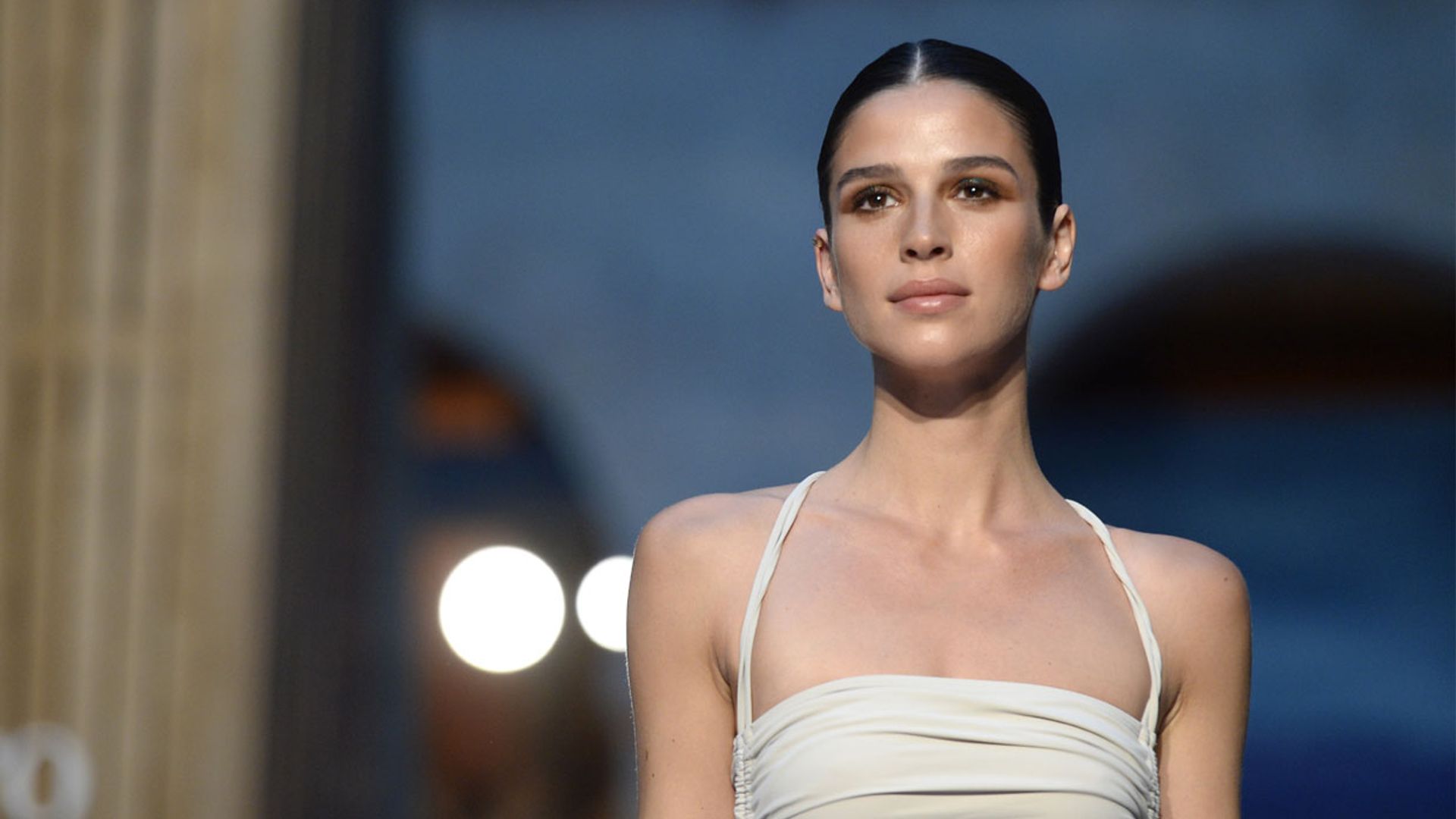 Clásico, hecho en España... Todo lo que sabemos sobre el vestido de novia 'sorpresa' de Sandra Gago