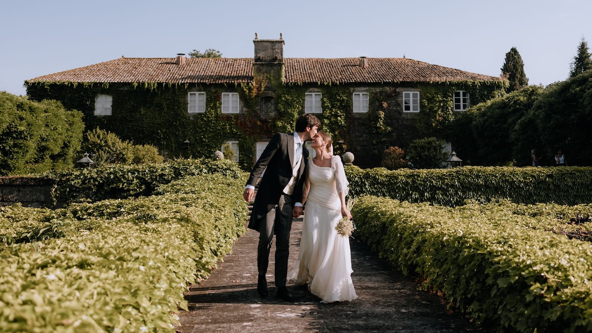 La boda de Sofía en un pazo gallego: una historia que empezó siendo niños y un ramo de margaritas en homenaje a su abuela