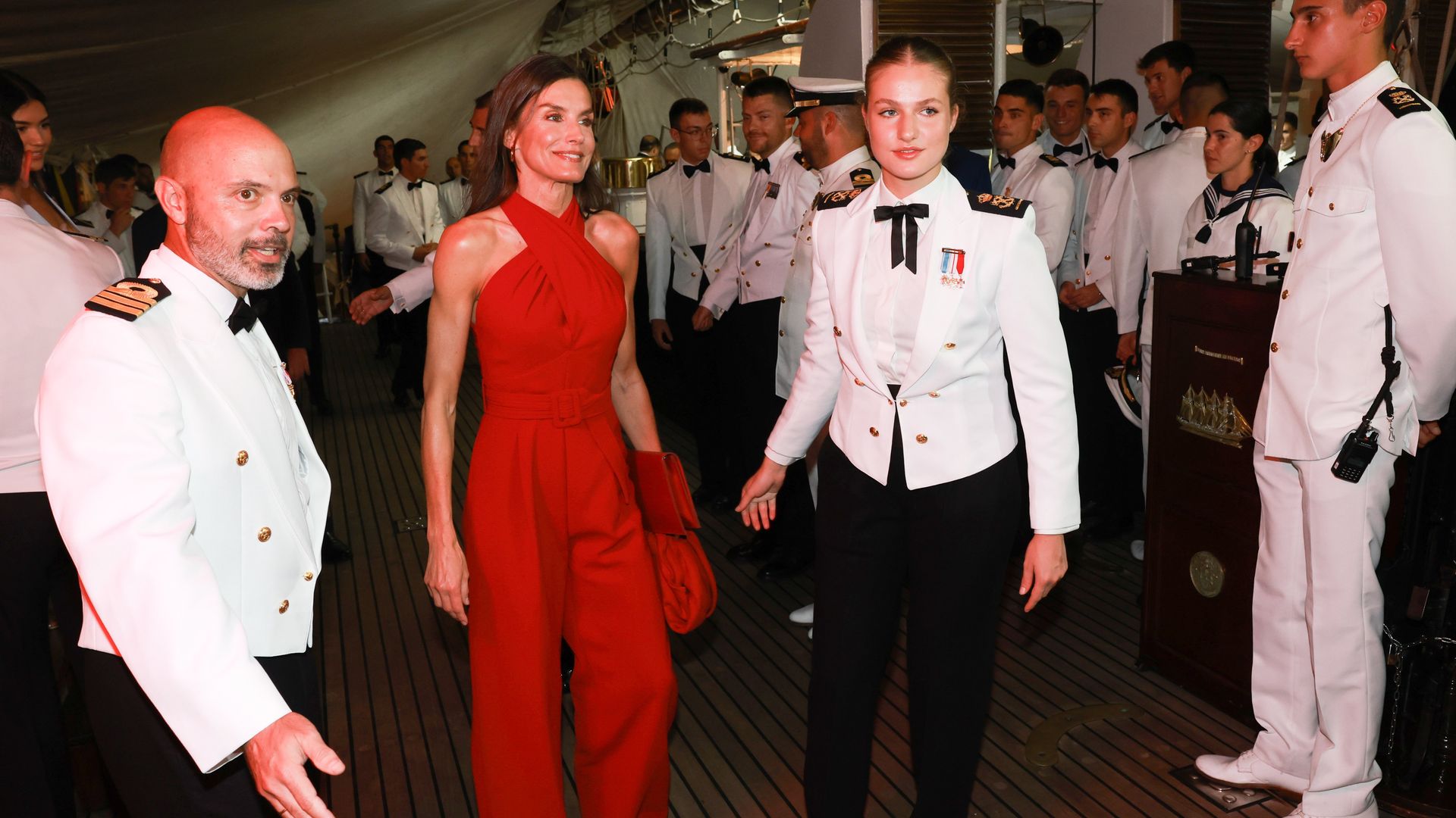 El look con acento español de la Reina en Panamá: mono rojo y alpargatas doradas