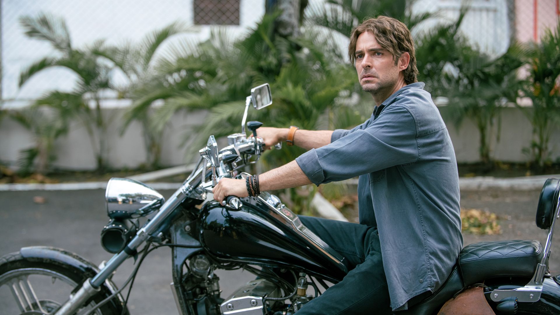 Manolo Cardona como 'Francisco Valente'