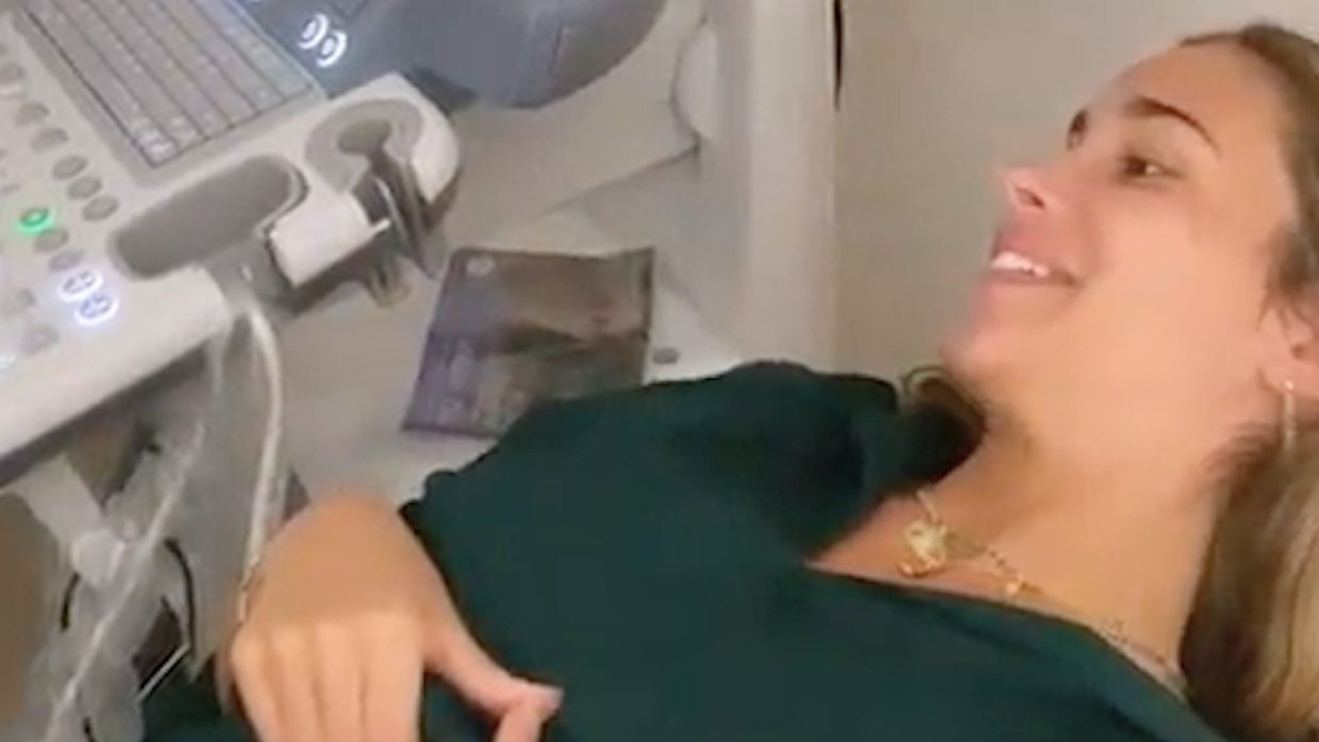María Pombo se echa a llorar al ver la ecografía de su bebé después de pasar su semana más dura