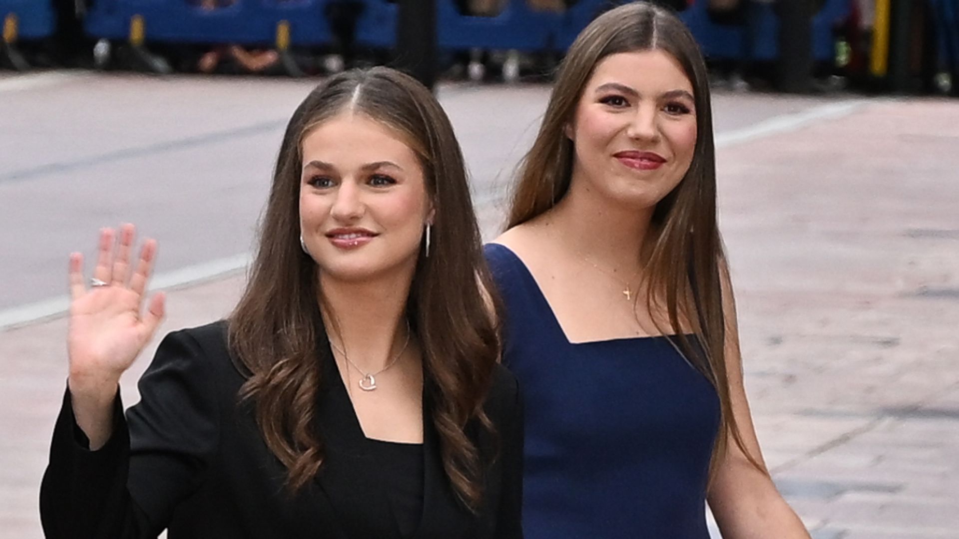 Leonor, como nunca la habíamos visto en Oviedo: marca cintura y se pasa a las joyas XXL con los aros brillantes de su madre