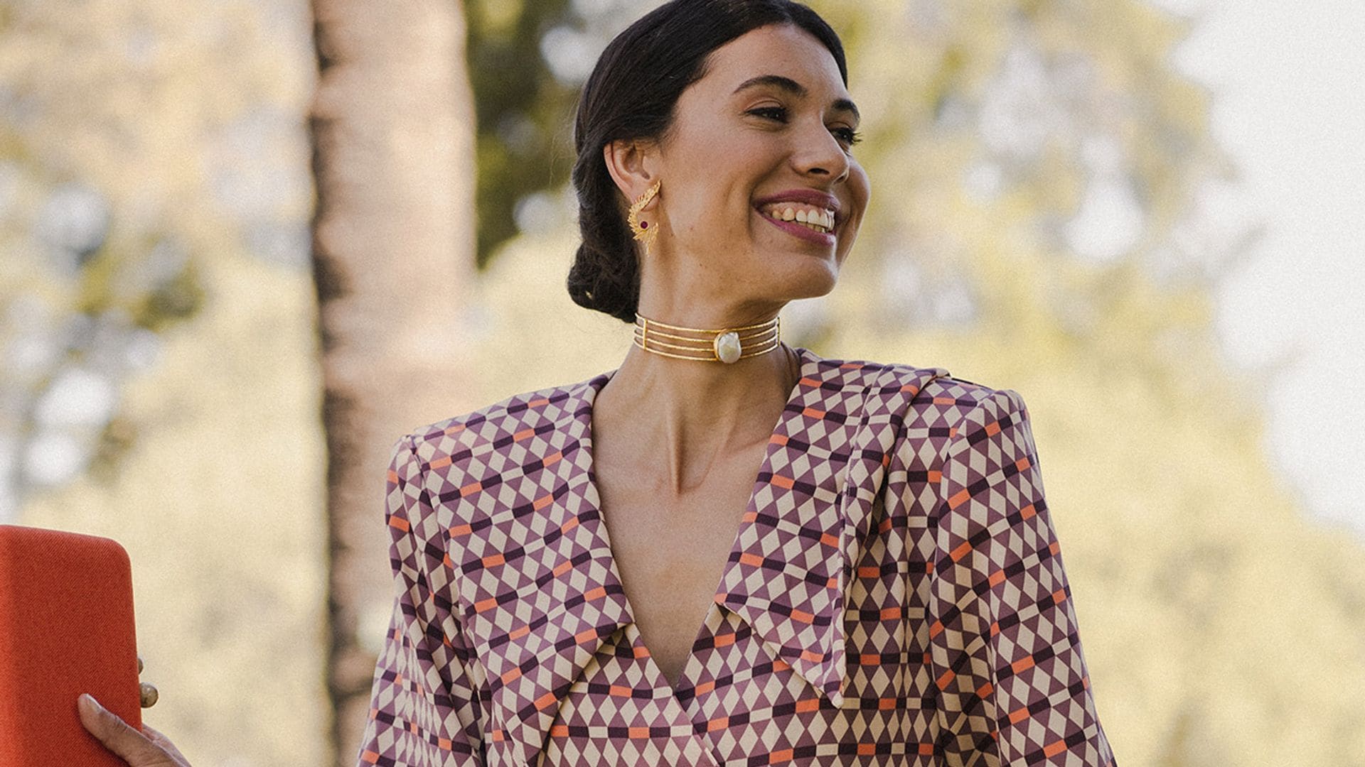 Estos preciosos vestidos de invitada estilizan y realzan el bronceado