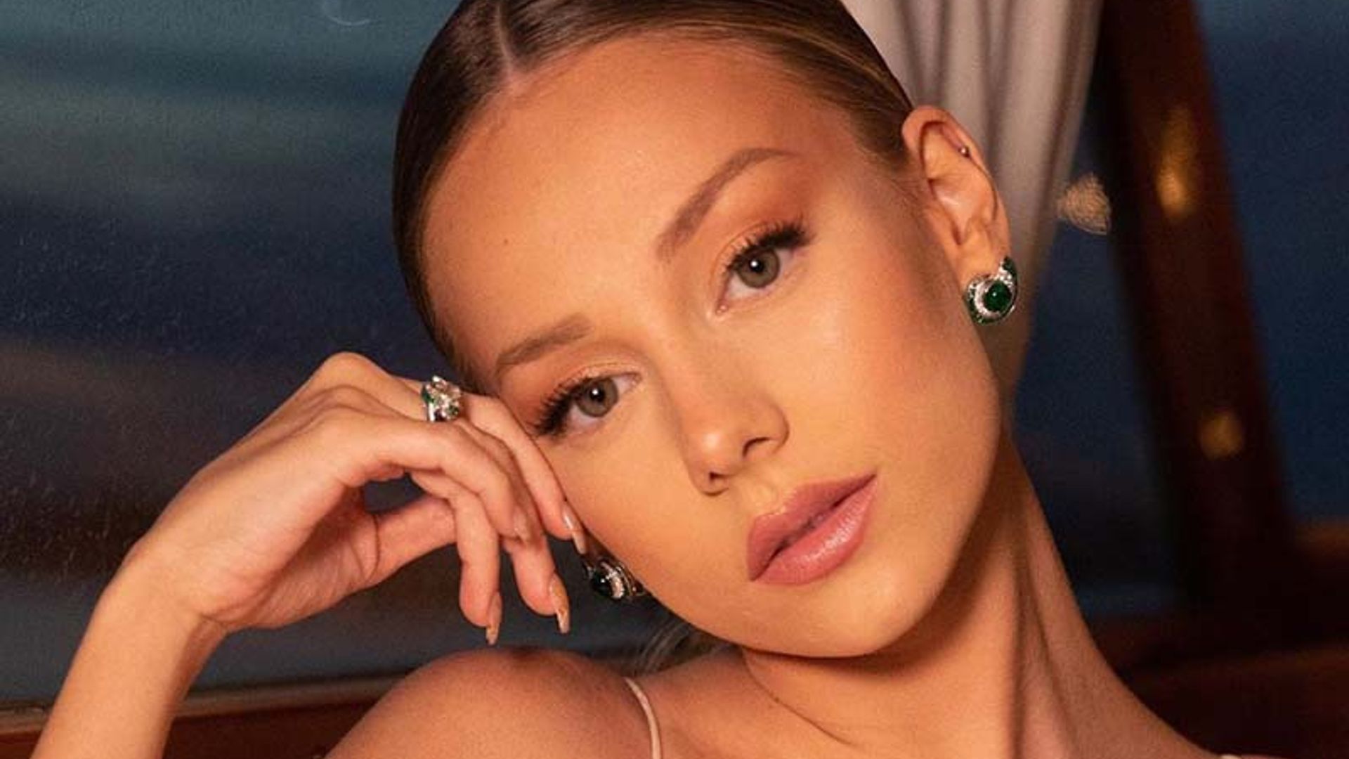 Cómo conseguir el maquillaje 'glow' de Ester Expósito y Danna Paola