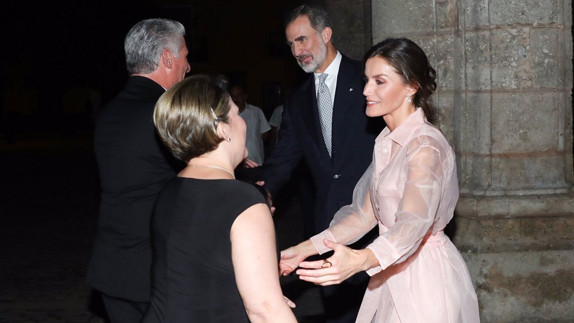 Los Reyes devuelven la invitación al presidente de Cuba y ejercen de perfectos anfitriones