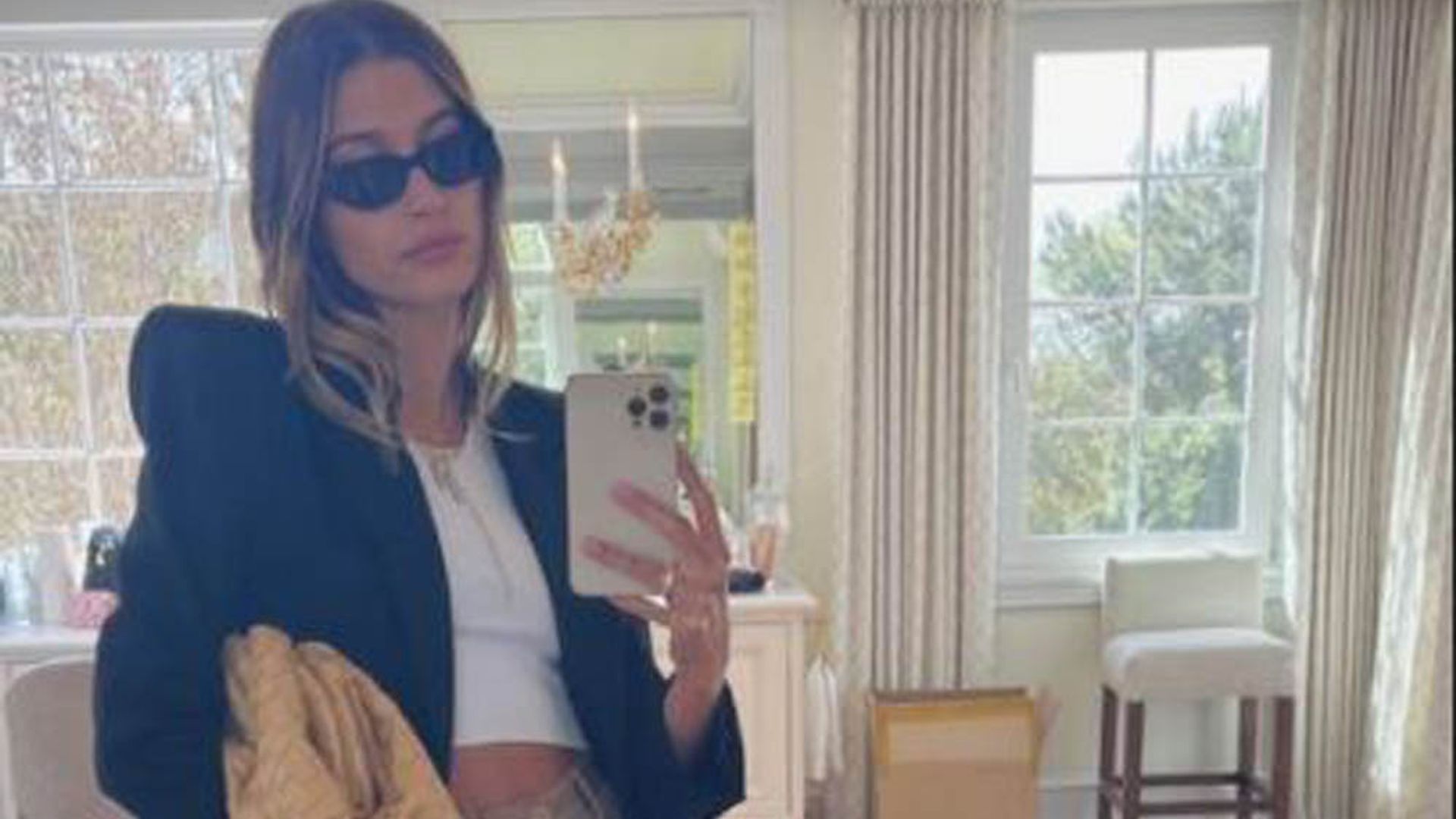 Hailey Bieber aparece con los pantalones de pinza camel más solicitados de esta tienda 'low cost'