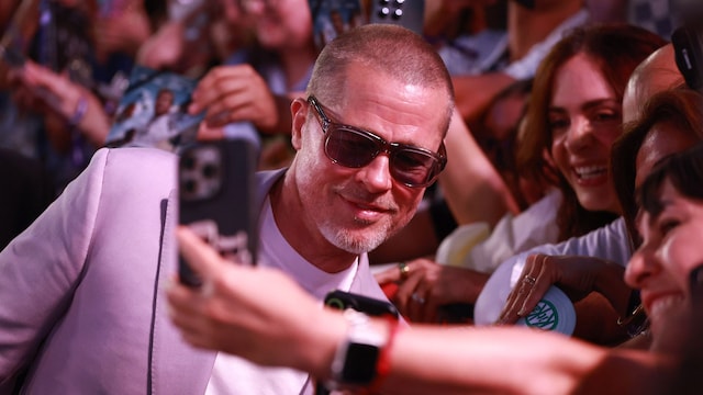 Brad Pitt con sus fans mexicanas, tomándose fotos y firmando autógrafos.