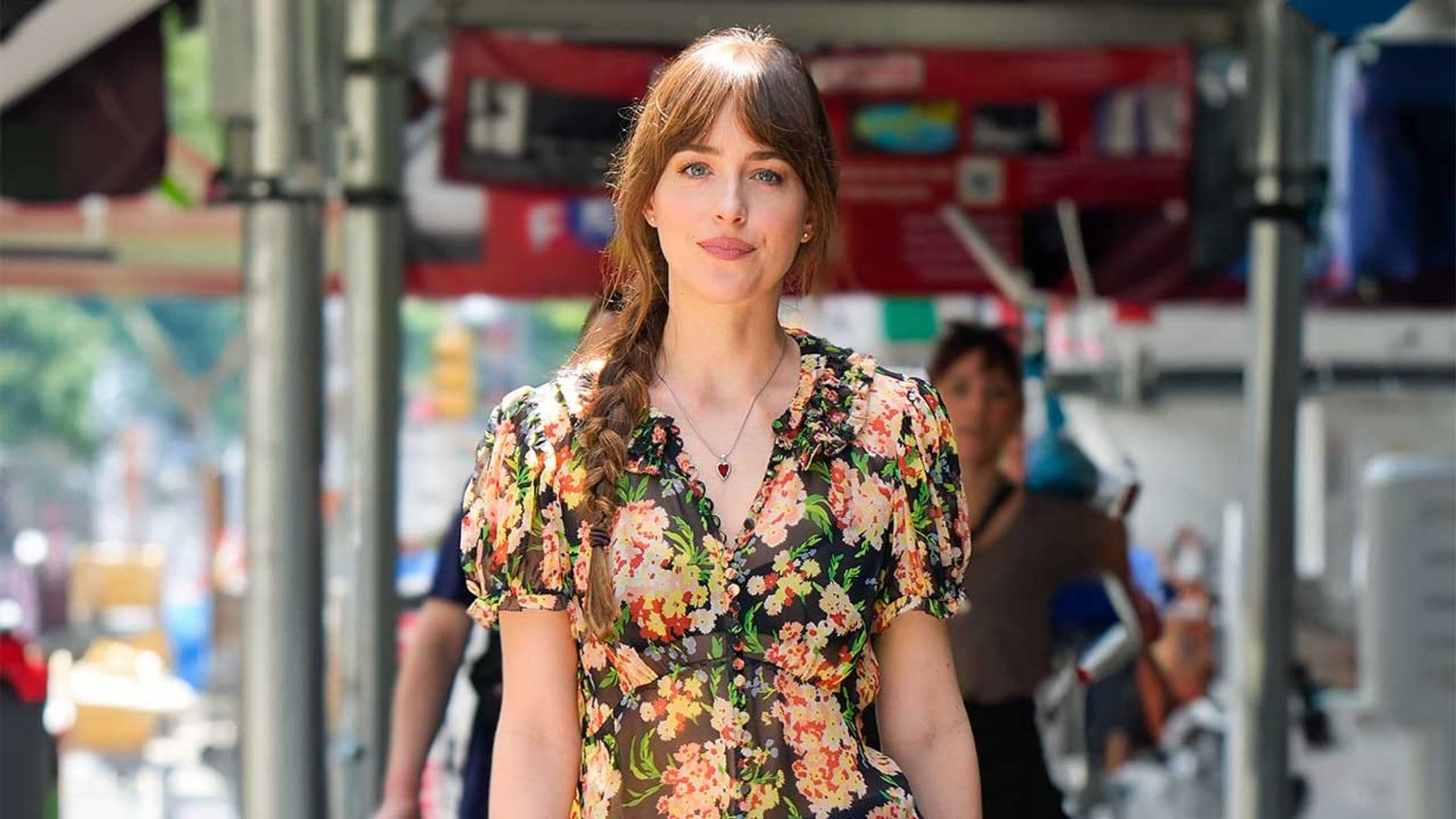 Moño y trenza lateral: los dos peinados fáciles de Dakota Johnson que copiarás si tienes el pelo largo