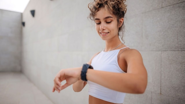 Mujer mirando su reloj