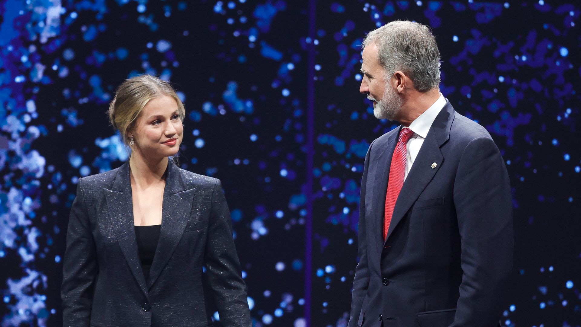 Los premios Princesa de Girona, al detalle: del “Iniesta de mi vida” del rey Felipe a los looks 'twinning' de Letizia y Leonor