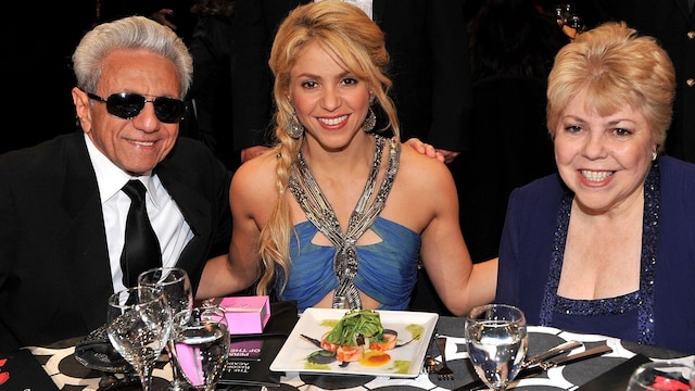 shakira acompa ada de sus padres william mebarak y nidia ripoll