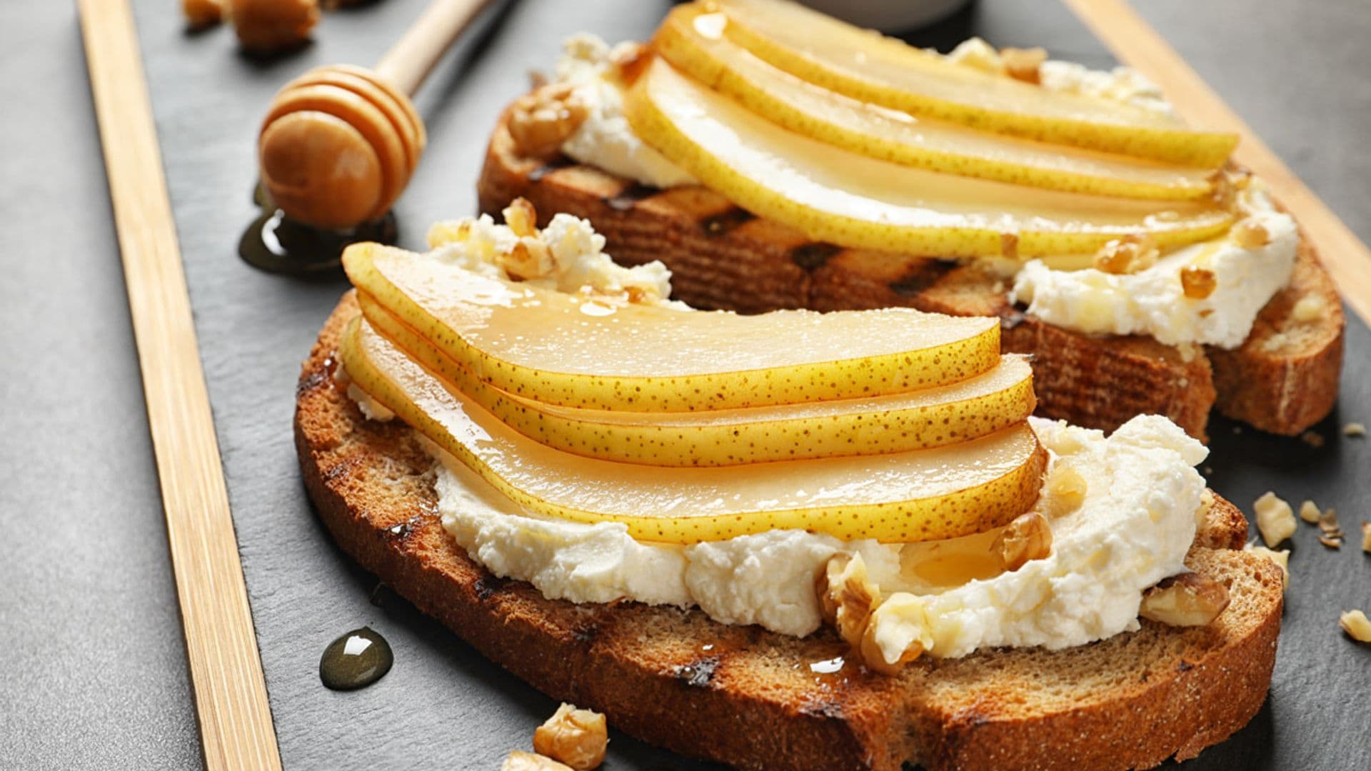 Tostas de queso, peras y miel