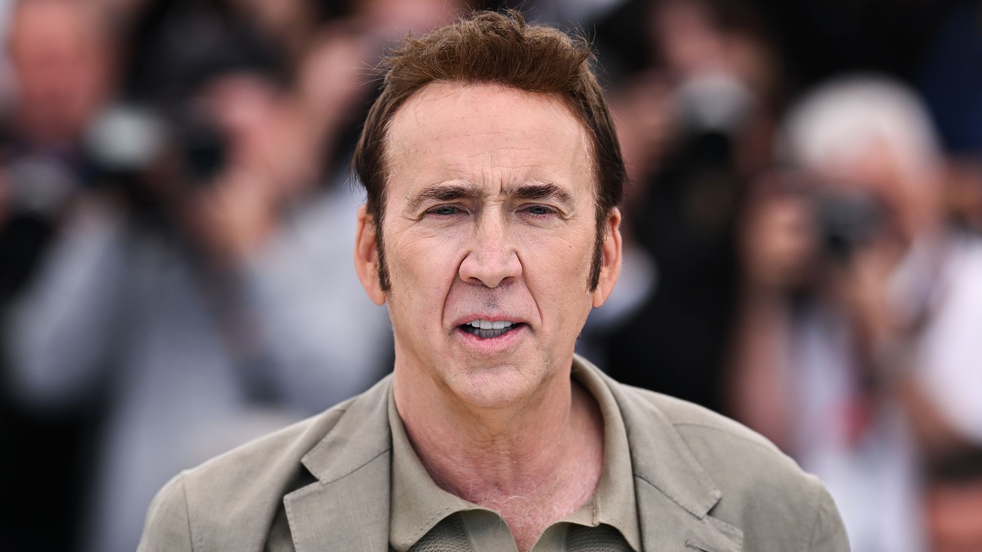 Nicolas Cage (62), irreconocible en una de sus escasas apariciones sobre la alfombra roja junto a su mujer, 30 años más joven