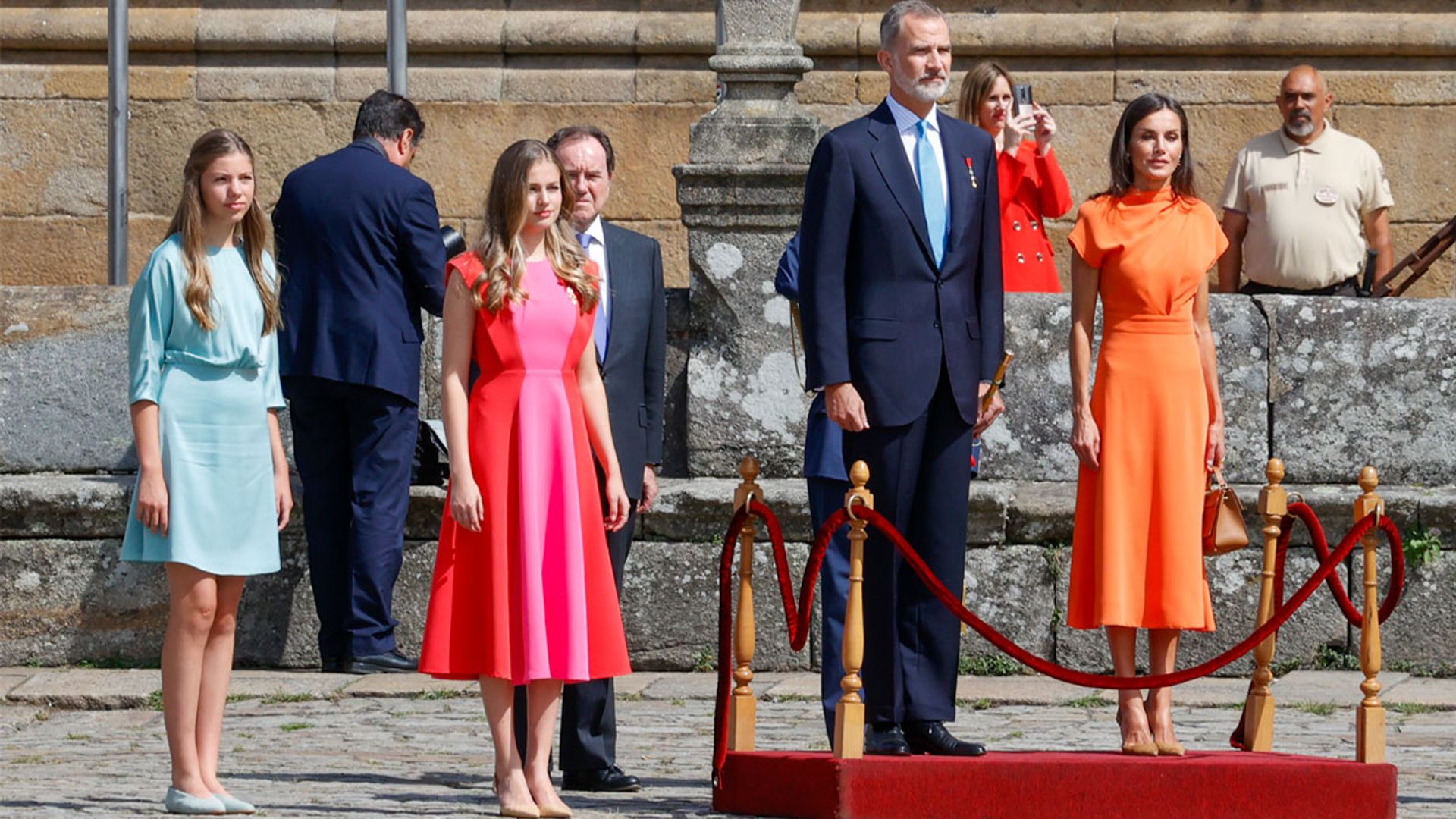 Los vestidos 'midi' coordinados de la reina Letizia y la princesa Leonor en Santiago de Compostela