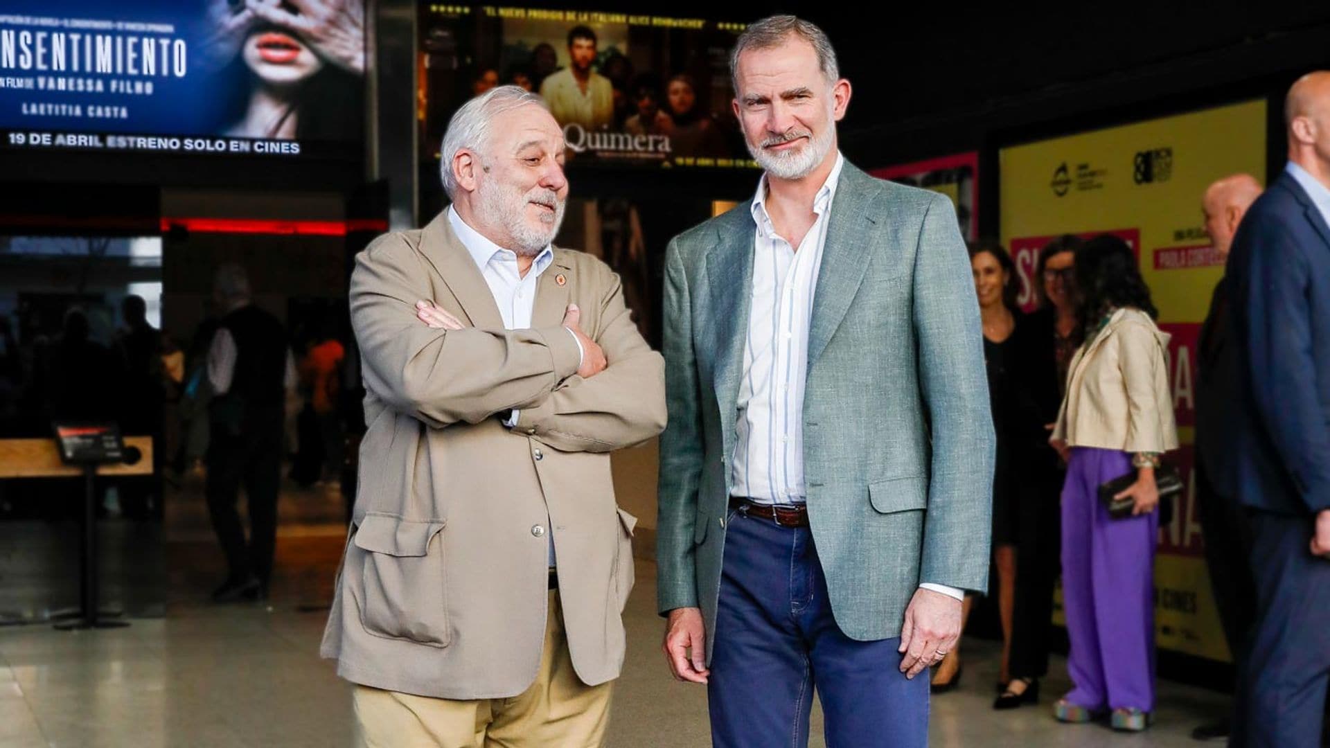 El rey Felipe acude al estreno de un documental en un céntrico cine madrileño