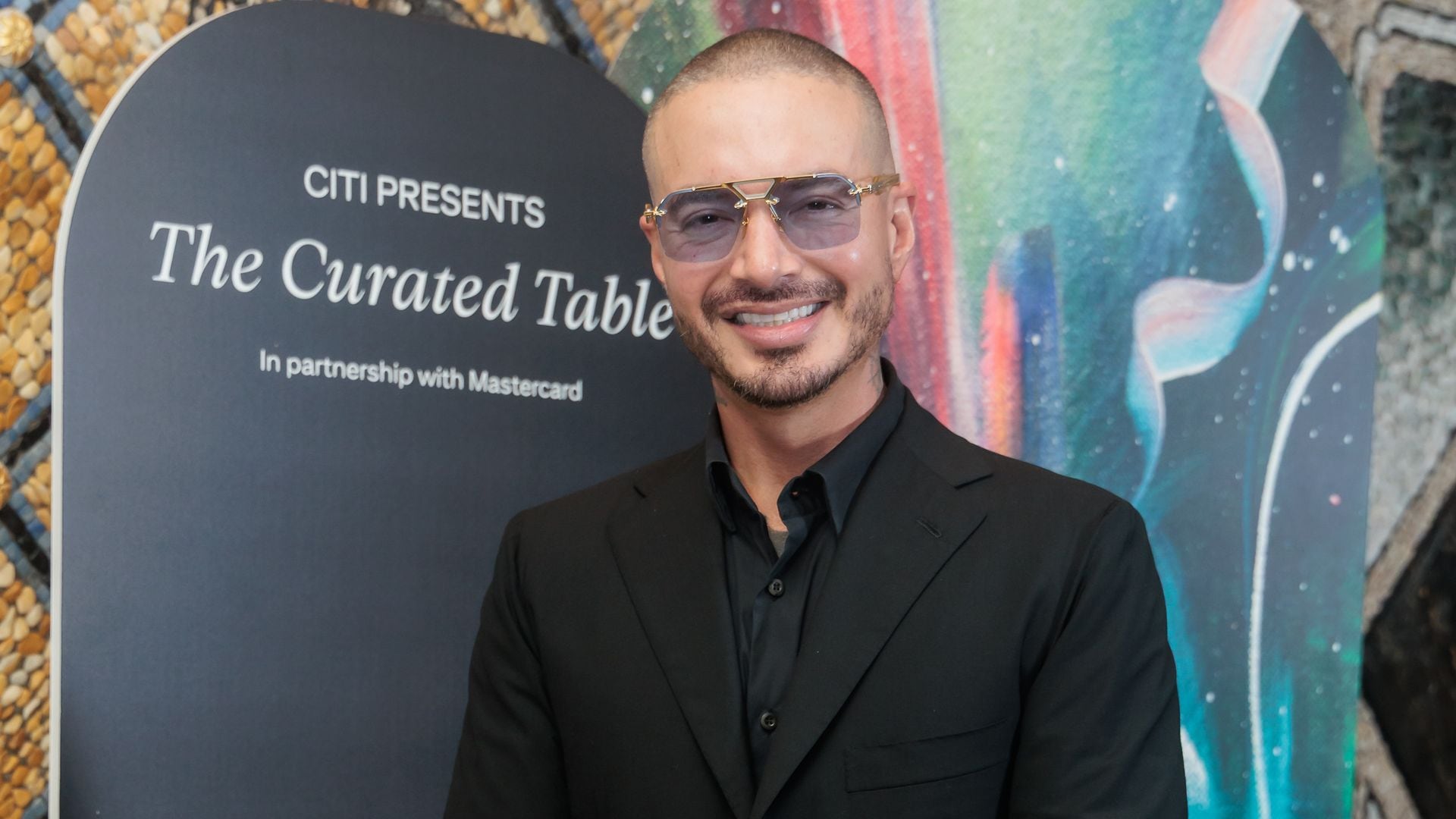 J Balvin deslumbra en la icónica Mansión Versace durante una noche de arte y cultura en Miami