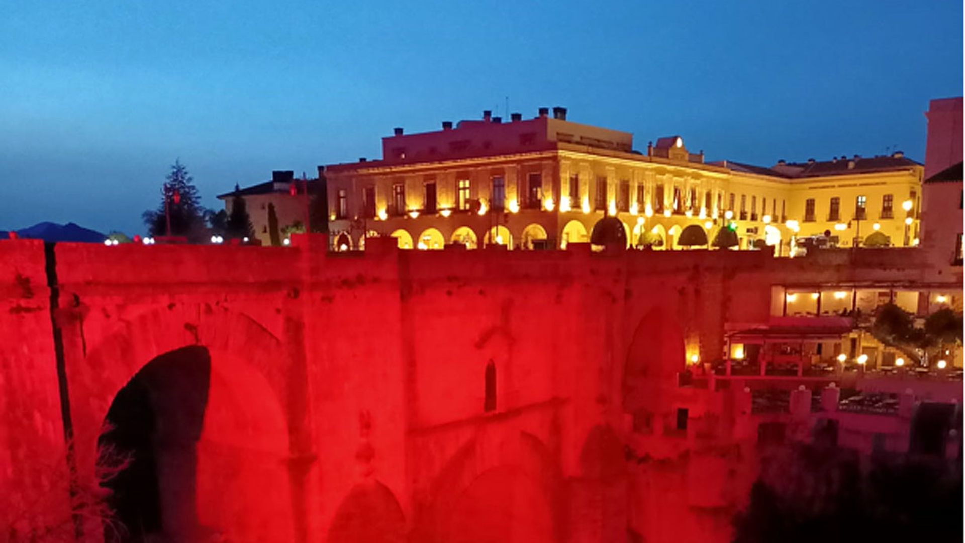 Monumentos y edificios emblemáticos de España se iluminan de rojo para felicitar al Rey
