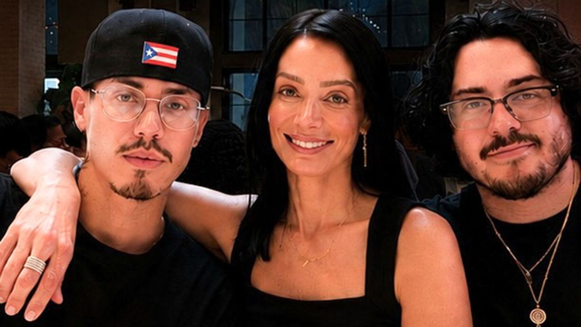 Dayanara Torres con sus hijos Ryan y Cristian Muñiz.