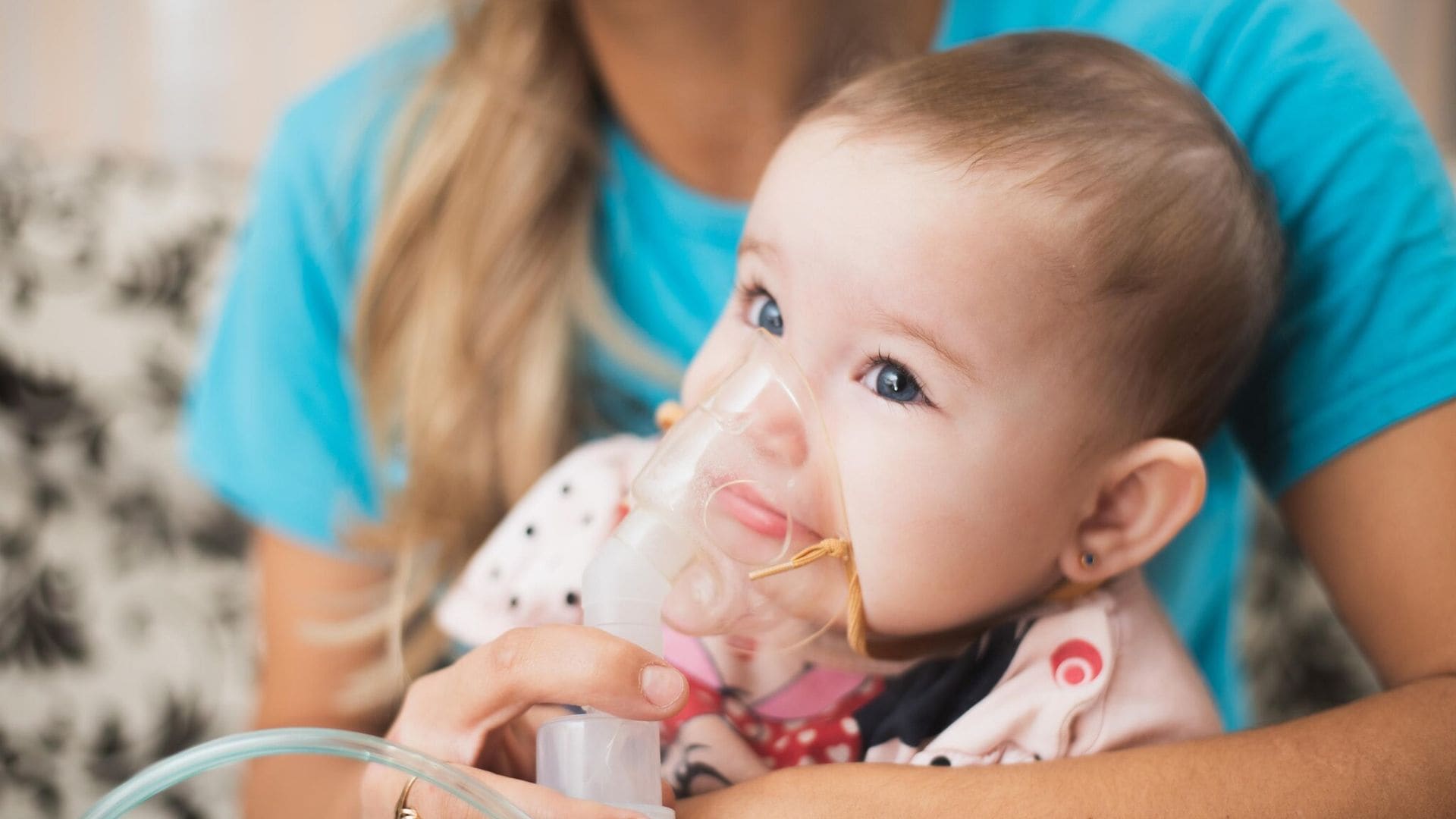 ¿Cuándo está indicado el uso de un nebulizador pediátrico y cómo se hace?