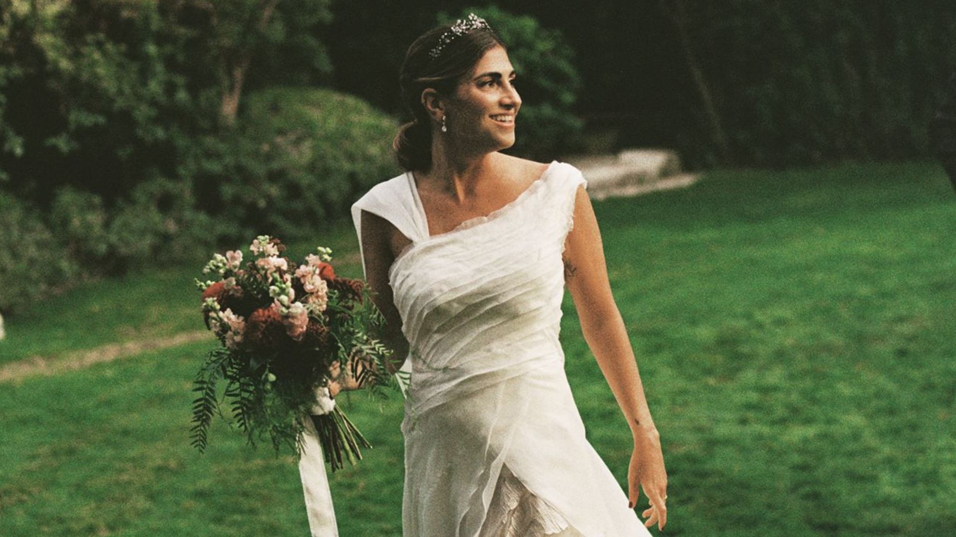 El vestido de novia más buscado de 2026 tiene flores, como estos 7 diseños