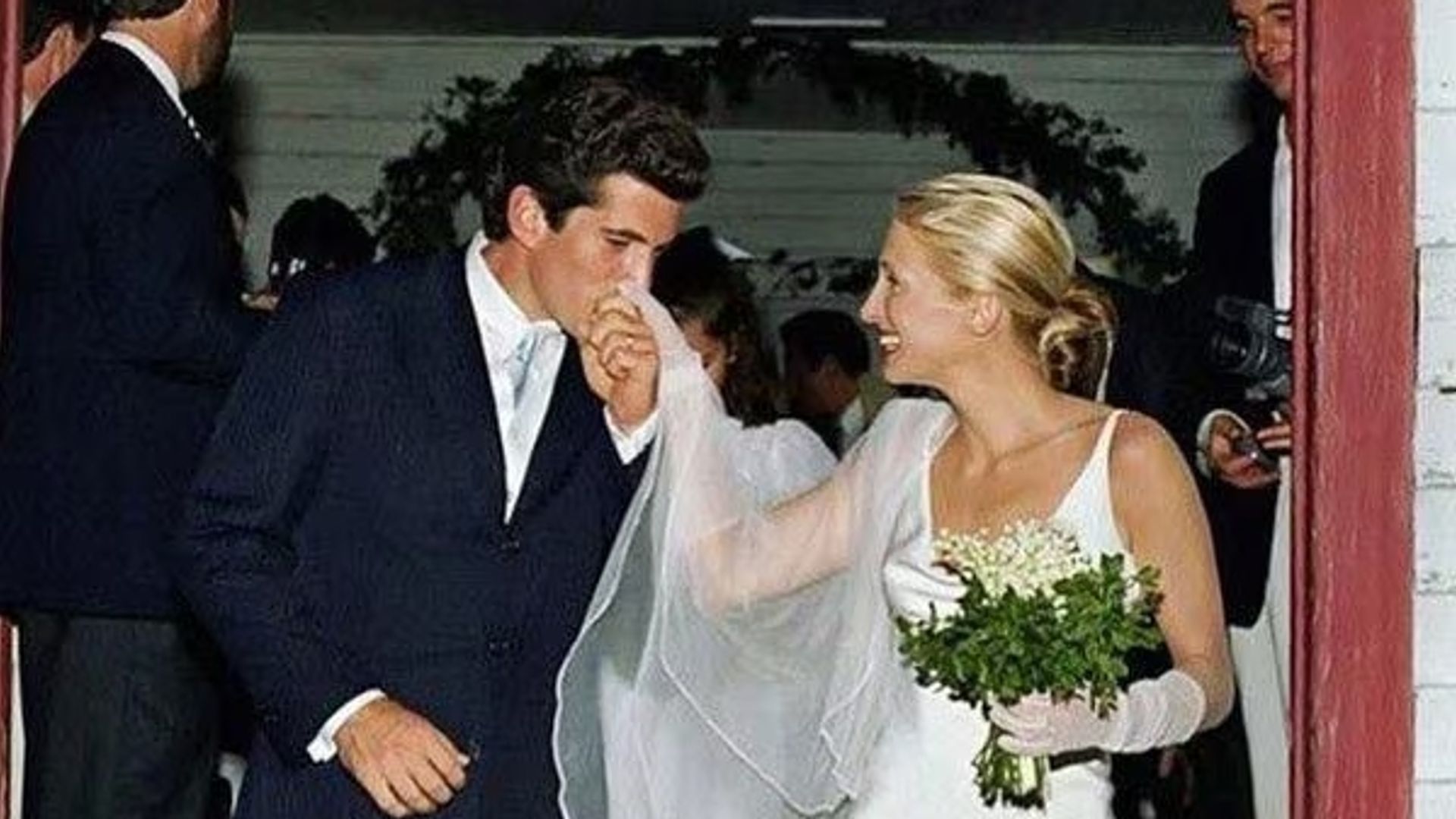 El vestido de novia de Carolyn Bessette a análisis: "Representa algo que todavía estamos intentando consolidar, la confianza real"