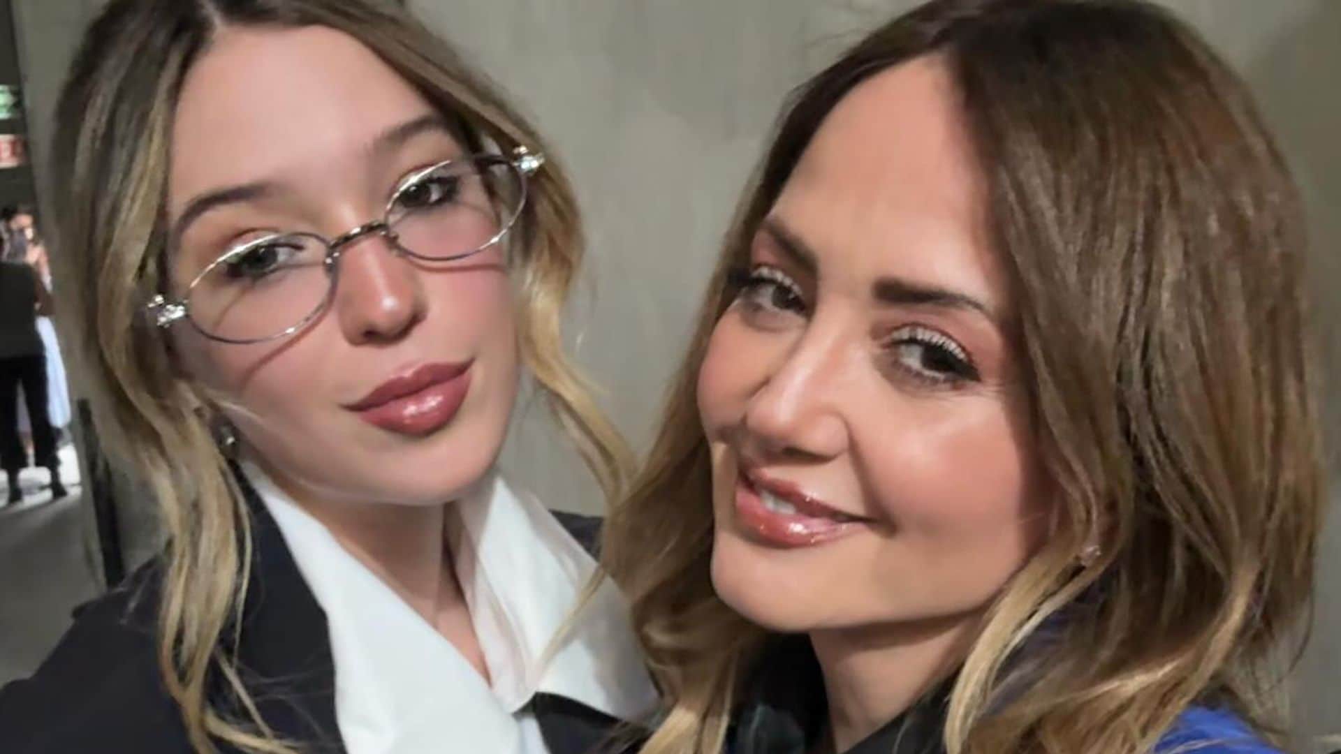 Andrea Legarreta y Mía Rubín, casuales y con elegantes looks en su papel de invitadas a un evento de moda
