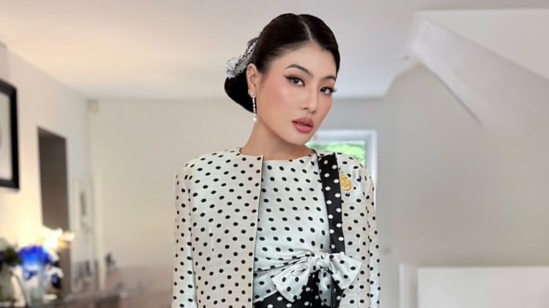 La princesa Sirivannavari de Tailandia rescata el vestido de lunares que homenajea a su abuela, la reina Sirikit: un guiño a la elegancia de los años 60 en París