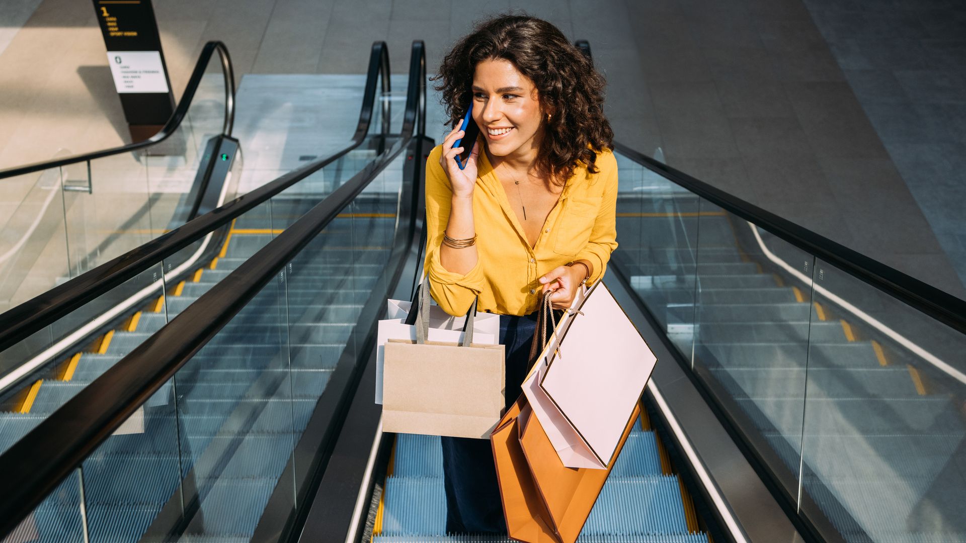 Mujer compras centro comercial