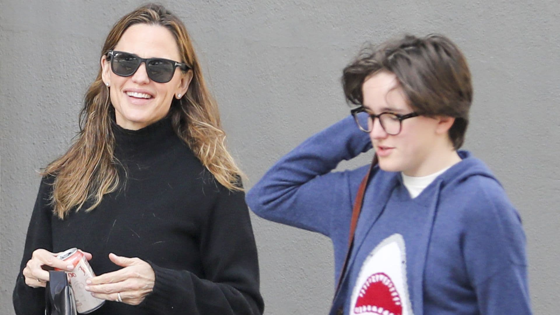  Jennifer Garner con su hijo Fin Affleck en un una salida en diciembre de 2025.