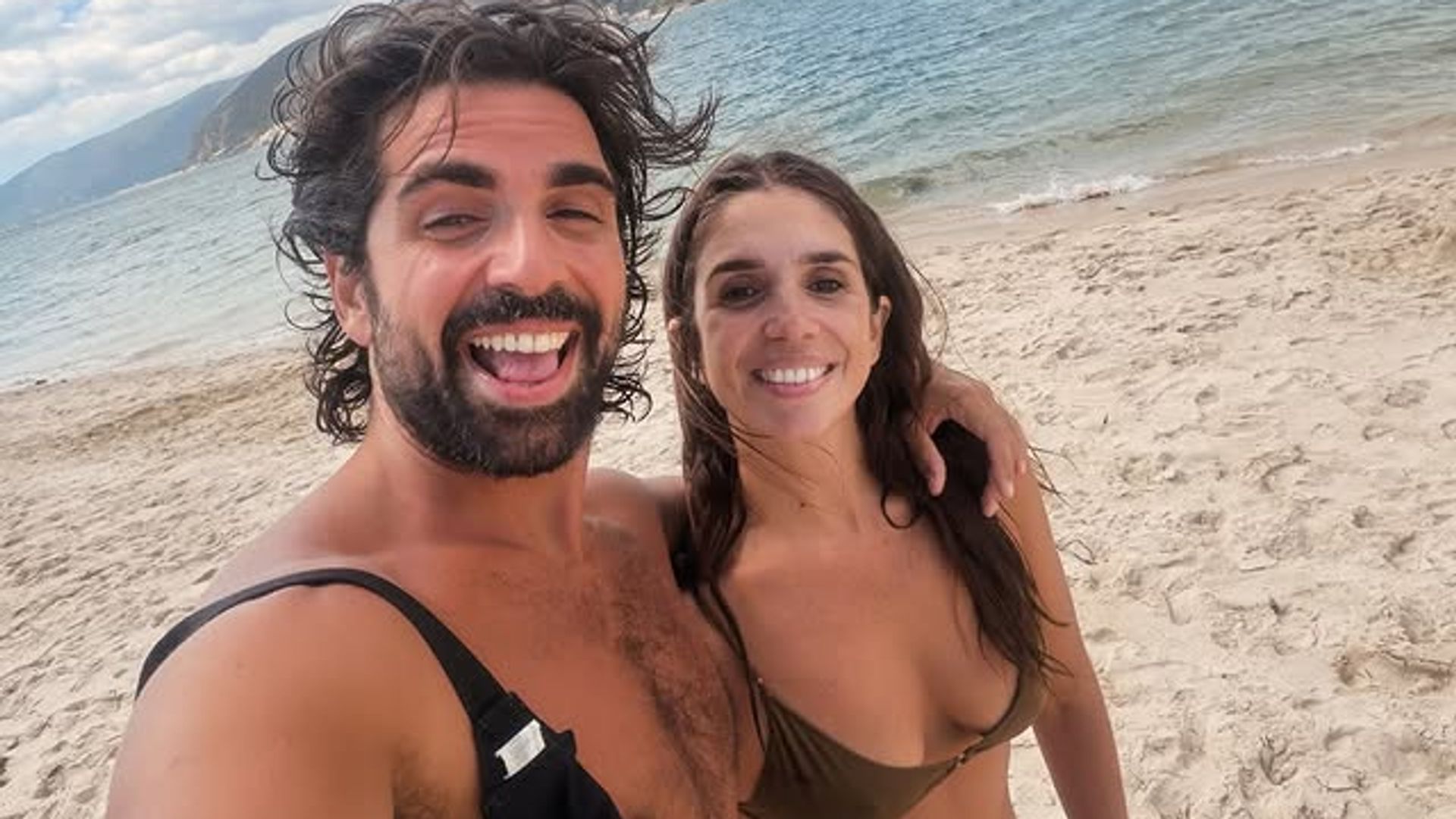 Elena y Guillermo Furiase, cariñosos y cómplices durante un paseo junto al mar