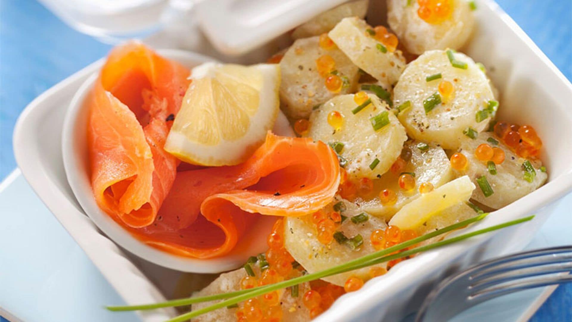 Ensalada de patata con salmón ahumado y huevas de trucha