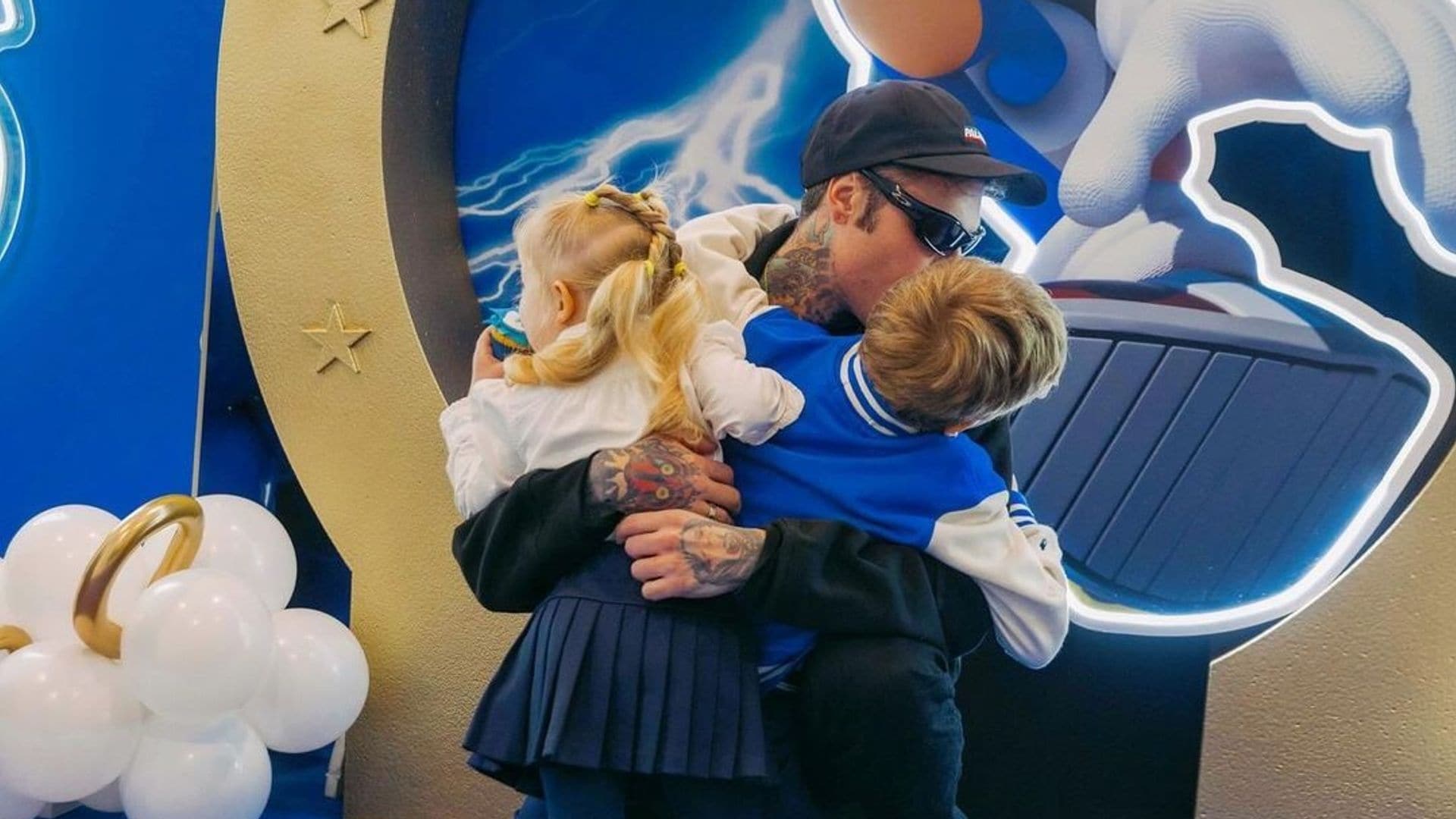 Fedez se reencuentra con sus hijos en la mansión que aún comparte con Chiara Ferragni tras su ingreso hospitalario