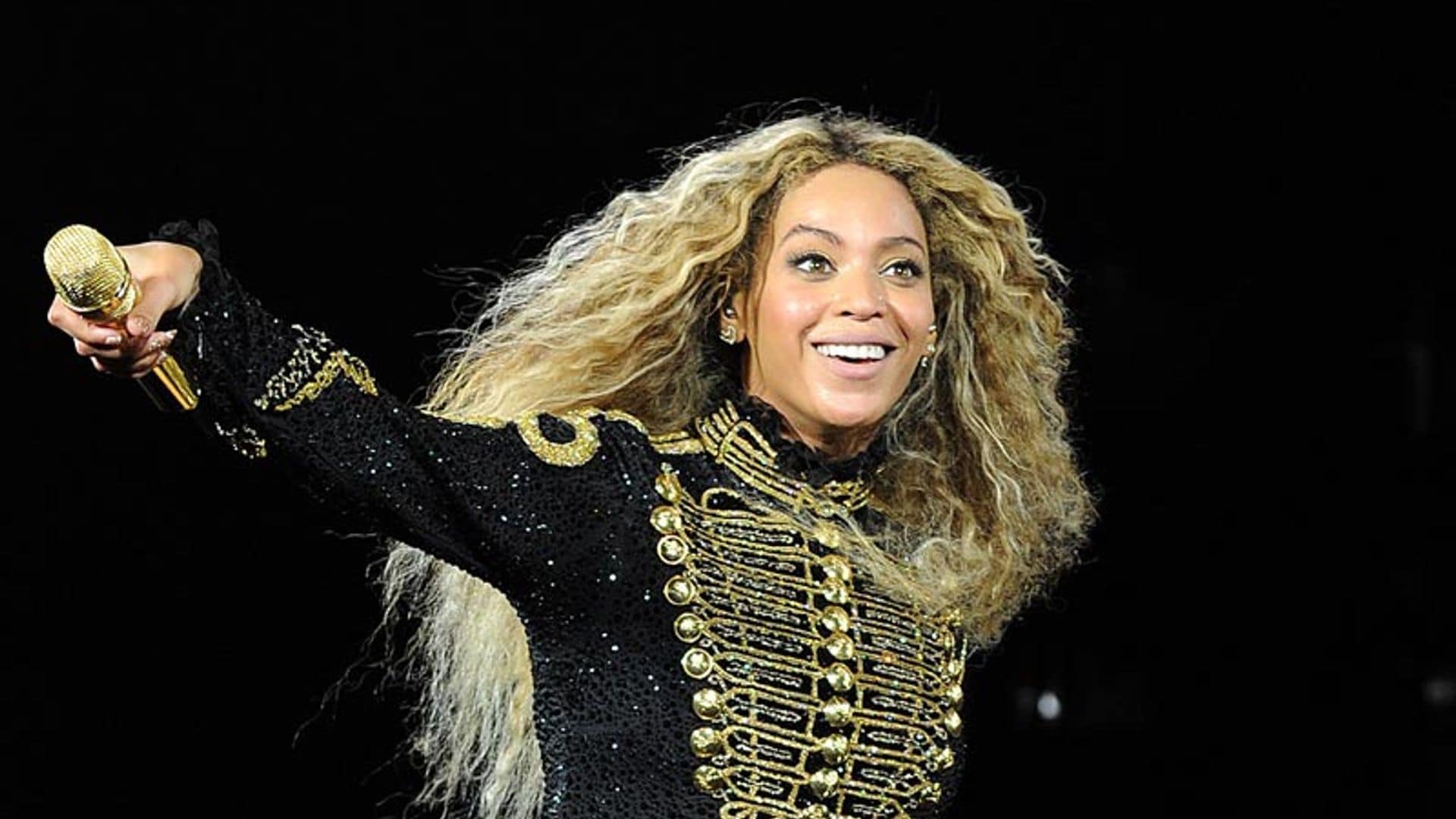 Dos bailarines de Beyoncé se comprometen en pleno concierto y ¡ella estaba así de contenta!